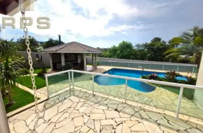 Casa totalmente térrea no condomínio quintas de são francisco em atibaia, 3 suítes, escritório, repleta de armários planejados, piscina, amplo quintal
