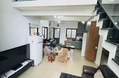 Sobrado com 3 quartos, sendo 2 na parte térrea há 5min do frango assado km44, cozinha integrada e semi mobiliada.