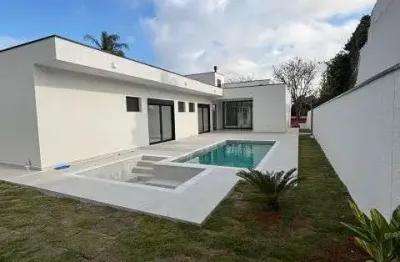Casa terrea com 3 suítes e escritório no palavra da vida, com piscina e fire place..