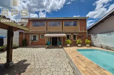 Sobrado com piscina e 2 suítes, sendo uma na parte térrea, pertinho da geronimo de camargo.