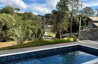 Sobrado com 4 suítes, piscina e vista para o lago no palavra da vida