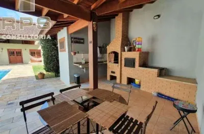 Casa a venda ou locação em atibaia , 04 suites , 01 com closet, cozinha com despensa, área gourmet com piscina , garagem