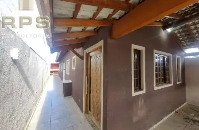 Casa térrea com 2 dormitórios, vagas de garagem cobertas, cozinha espaçosa com armários no bairro nova atibaia