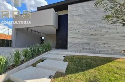 Casa térrea totalmente isolada, 3 dormitórios sendo 1 suíte, sala 2 ambientes ,cozinha e espaço gourmet, despensa, lavabo, escritório, piscina .