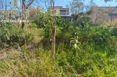 Terreno no jardim maristela em atibaia, topografia em leve aclive, vista deslumbrande para a pedra grande, rua sem saída e muito privativa