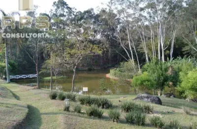 Terreno a venda no clube da montanha, com lago à frente, 1092m² de área total,  estrutura de lazer e muita natureza ao redor!
