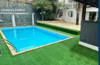 Casa térrea para locação ou venda ,3 dormitórios com armários, sendo 1 suíte com ar-condicionado salas jantar com vista e estar com lareira, piscina
