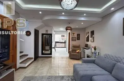 Sobrado em condomínio village perto do palavra da vida com 3 dormitórios, quintal e ampla cozinha.