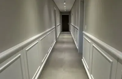 Apartamento top! 2 suítes, 124m², 2 vagas, colado ao centro, gramado.