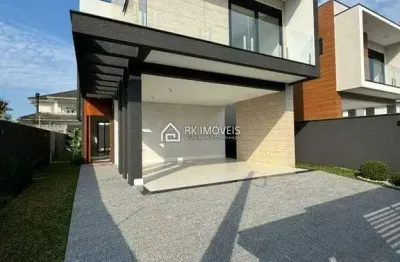 Casa duplex 4 suítes, living integrado, churrasqueira e piscina, a 700m da praia dos ingleses.