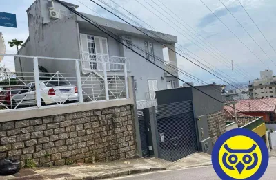 Casa com 4 quartos (1 suíte), para venda com piscina e vista para beira mar.