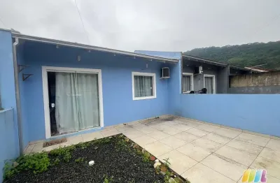 Casa geminada para locação na região central, são francisco do sul,sc