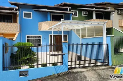 Casa geminada para locação na região central de são francisco do sul,sc