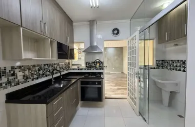 Casa com 2 quartos e churrasqueira para locação no cond. verdana - medeiros