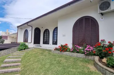 Casa com 3 quartos à venda na rua moura, 688, barreiros, são josé, 124 m2 por r$ 1.300.000