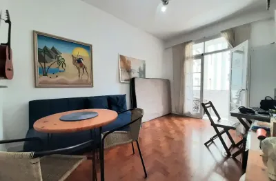 Vendo apartamento de 1 dormitório, sala com sacada e vista livre, cozinha conceito aberto, prédio na orla da praia do itararé.