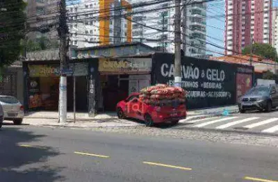 Ponto de esquina em avenida de alto fluxo de autos e pedestres.