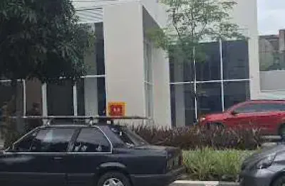 Vitrine de alto impacto — térreo + mezanino junto à radial leste (900 m²)