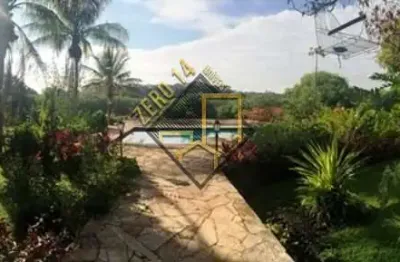 Chácara cinematográfica , diferenciada por oferecer amplitude de olhar / casa com 400 m², com 5 quartos, sendo 2 suítes, 5 banheiros e mais 1 no salão de festas, banheira com hidromassagem, piscina, s