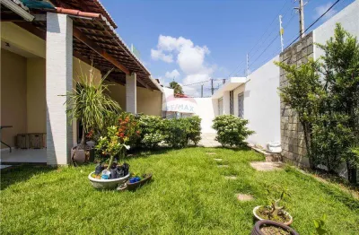 Vende-se: Duplex em Capim Macio com 06 quartos sendo 04 suítes.