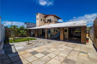 Linda casa na praia de barra de tabatinga próximoa lagoa de aritúba com 4 quartos,1 dependência e área de lazer completa com piscina.
