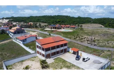 Casa duplex com 3 quartos (2 suítes), na praia de barreta – 900m² de terreno e vista deslumbrante para as piscinas naturais!