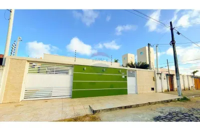 Casa mobiliada com 3/4 sendo 2suites à venda no conj.  ponta negra. próximo a igreja católica.