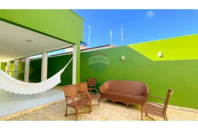 Casa mobiliada com 3 quartos, sendo duas  suítes à venda no conj.  ponta negra. próximo a igreja católica.