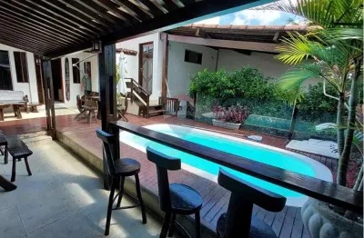 Casa única com excelente localização para comércio e um lar maravilhoso para moradia,  reformada em candelária!