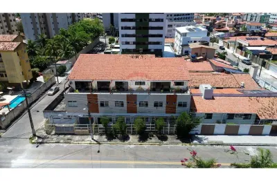 Prédio comercial de esquina com 6 lojas e unidades residenciais — Capim Macio