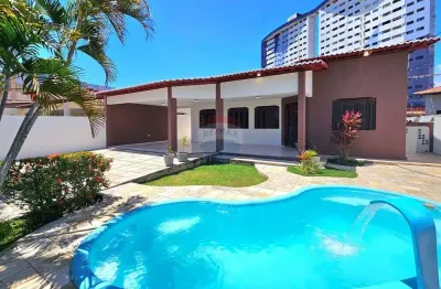 Linda casa com piscina em capim macio, próximo ao praia shopping