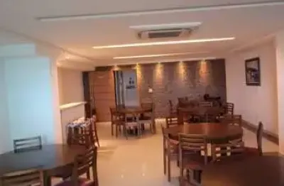 Exclusiva cobertura frente mar duplex de alto padrão com vista deslumbrante