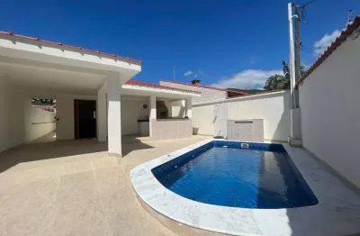 Vendo casa alto padrão com 2 suítes e piscina à 30 metros do mar