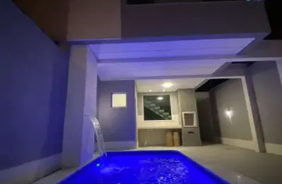 Sobrado com 3 suítes e alto padrão na vila tupi, a 400m da praia