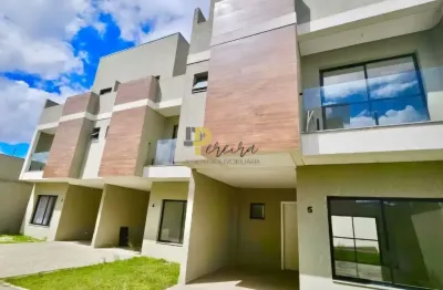 Sobrado em condomínio fechado com ático versátil e terraço privativo no xaxim