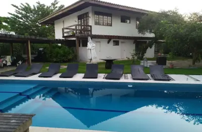 Casa com 4 suites em condomínio fechado na estrada do coco