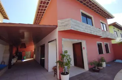 Belissima casa em condomínio fechado na estrada do coco