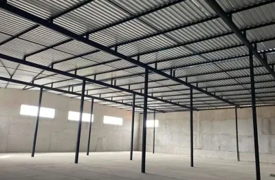 Lojão de 1.400 m2 de área construída dividida em dois pavimentos de 700 m2.