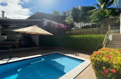 Casa composta por 4 suítes, duas  salas, cozinha, área eterna com jardim, uma  ampla área gourmet e piscina
