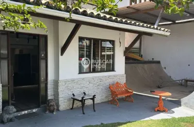 Casa em condomínio fechado com 4 quartos à venda na rua praia de tubarão, vilas do atlantico, lauro de freitas, 150 m2 por r$ 1.600.000