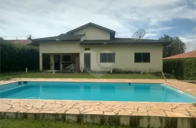 Casa  à venda com 4 quartos, sendo 1 suíte,  no condomínio village da serra, araçoiaba da serra - sp