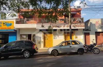 Sobrado com  salao comercial na parte inferior, fundos com duas ediculas cada uma com 1 dormitorio, sala, cozinha e banheiro, corredor e area de servico