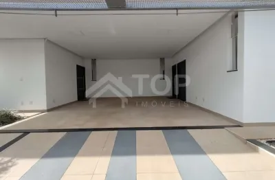 Linda casa a venda, cozinha ampla, equipada com coifa, armarios , 2 cooktops, bancada ilha em granito, conjugada com sala de jantar e pergolado, este e coberto e dispoe de varias comodidades com spa a