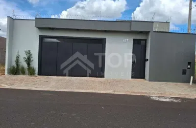 Linda casa, de alto padrao com 3 dormitorios sendo 1 suite, com piso em porcelanato e piscina