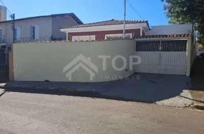 Excelente casa com 3 dormitorios, com espaco amplo para entrada de carros, com perfil comercial e residencial, proximo a santa casa