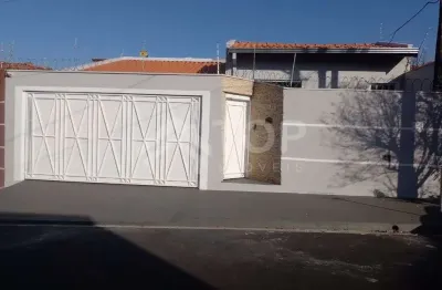Linda casa de 3 dormitorios, com 1 suite com ares condicionados nos dormitorios e na salano bairro parque dos timburis