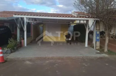 Excelente casa de condominio com 2 dormitorios, sendo 2 suites, piscina e churrasqueira