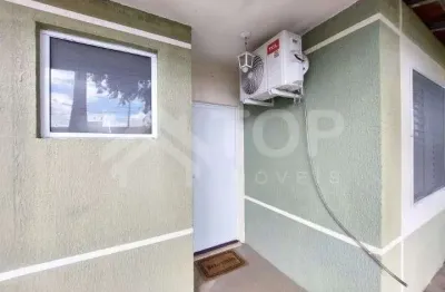 Casa no condominio jardim ipanema - 2 dormitorios, churrasqueira e piscina