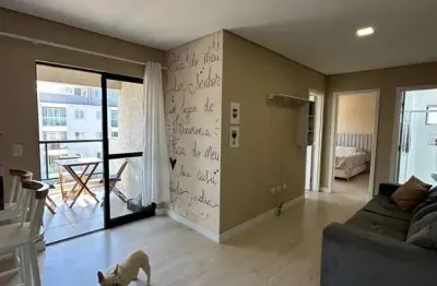 Apartamento a venda em pinhais com móveis planejados, 2 quartos e sacada com churrasqueira.