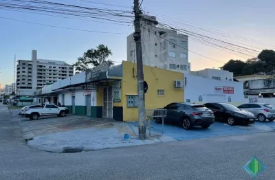 Prédio com 8 salas à venda na rua ursulina senna de castro, 150, estreito, florianópolis, 421 m2 por r$ 1.190.000